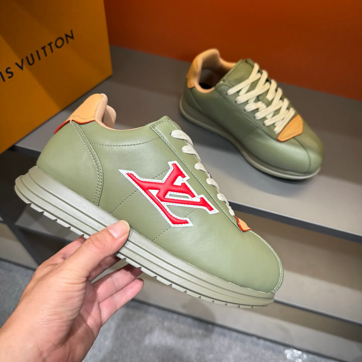 P540 Size 38-45 LV 🫏The colorful interpretation of BUTTERSOFT sneakers combines sheepskin, The colorful interpretation of LV BUTTERSOFT sneakers combines sheepskin and calfskin, bringing a super soft feel. Designed by Pharrell Williams, this '60s-inspired shoe features a padded upper that's been crafted by Louis Vuitton craftsmen to further enhance the comfort of the leather. In addition to the LV initials, it features multiple signatures, including natural leather trim and an embossed pattern of Pharrell Williams and lobster on the side, referencing the Fall/Winter 2025 men’s show. A must-have artifact for fashionistas✅